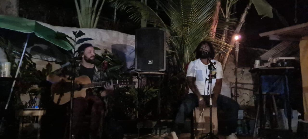 Sintonia Surf Hostel E Bar Ubatuba Eksteriør billede